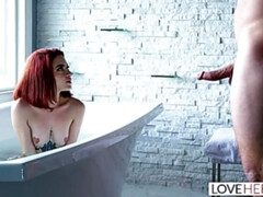 Salle de bains, Sucer une bite, Tir de sperme, Famille, Fétiche, Masturbation, Chevaucher, Tatouage