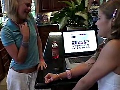 Amateur, Chambre à dormir, Blonde, Sucer une bite, Brunette brune, Doigter, Lesbienne, Adolescente