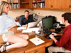 Grosser arsch, Grosser schwanz, Grosse titten, Blondine, Blasen, Küche, Milf, Kurzes haar