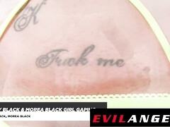 In den arsch, Schwarz, Braunhaarige, Kompilation, Dildo, Gruppe, Lesbisch, Tätowierung