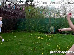 Sucer une bite, Femme couguar, En levrette, Le plan cul à quatre, Grandpère, De plein air, Chatte, Serré