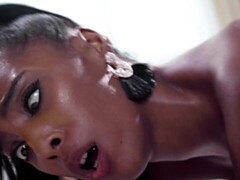 Sucer une bite, Brunette brune, En levrette, Noir ébène, Interracial, Chatte, Jarretelles, Nénés