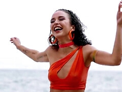 Sucer une bite, Brunette brune, Hard, Hd, Orgasme, De plein air, Piscine, Nénés