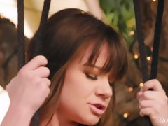 Brunette brune, Léchez, De plein air, Petite femme, Piercing, Tatouage, String, Nénés