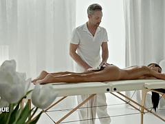 Grosser schwanz, Blasen, Paar, Europäisch, Massage, Milf, Öl, Erotischer film