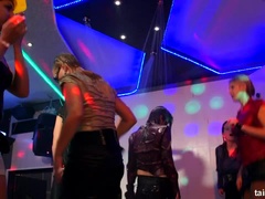 Aangekleed, Genootschap, Dansen, Interraciaal, Orgie, Feest, Pornster, Nat