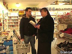 Arsch, Blasen, Braunhaarige, Kehlenfick, Reif, Milf, Mutti, Stiefmutter