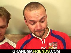 Blasen, Kehlenfick, Oma, Reif, Mutti, Realität, Jungendliche (18+), Flotter dreier