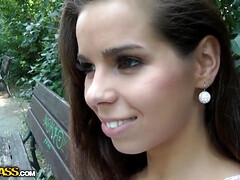 Brunette brune, Plantureuse, Gorge profonde, Naturelle, Public, Chatte, Jarretelles, Nénés