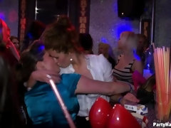 素人, 着衣女と全裸男, 口内発射, バック, グループ, オージー, パンティ, パーティ