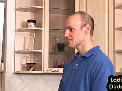 Nana, Bondage domination sadisme masochisme, Brunette brune, Européenne, Talons, Culottes ou slips, Strapon, Plan cul à trois