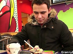 美人, ブロンド, フェラチオ, エロ熟女, 手コキする, 淫乱熟女, 母, 義母