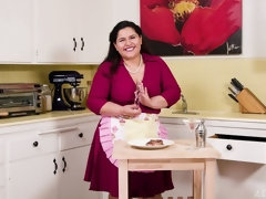 Gorda, Culo grande, Tetas grandes, Penetracion con dedos, Peludo, Cocina, Solo, Medias largas