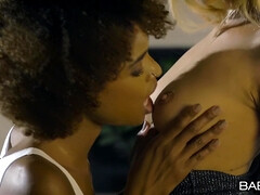 Жопа, Черные, Брюнетки, Межрасовый секс, Лесбиянка, На природе, Киски, Сиськи