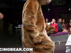 Grote mammen, Pijpbeurt, Bruinharig, Naakte man aangeklede vrouw, Groep, Hd, Hakken, Moeder die ik wil neuken