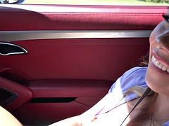 Voiture, Éjaculation interne, Doigter, Petite amie, Hard, Pov, Public, Chevaucher