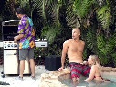 ビキニ, ブロンド, フェラチオ, 浮気する, アウトドア, プール, ティーン