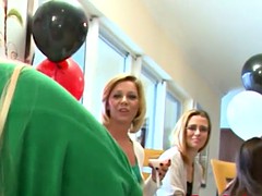 Homme nu et filles habillées, Fête, Voyeur