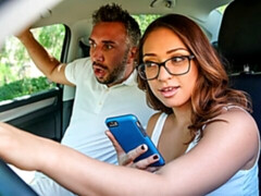 Grosse bite, Sucer une bite, Brunette brune, Voiture, En levrette, Seins naturels, Adolescente, Nénés
