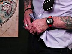 Enthousiasteling, Lieveling, Grote mammen, Brits, Naakte man aangeklede vrouw, Sperma shot, Fetisj, Tatoeage