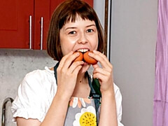 18 jahre, Leie, Fingern, Masturbation, Natürlichen titten, Kurzes haar, Solo, Entkleiden