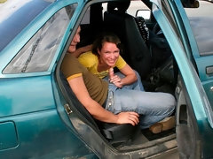 Arsch, Braunhaarige, Auto, Handjob, Piercing, Rasiert, Entkleiden, Jungendliche (18+)