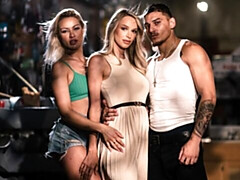 18 jahre, Grosser arsch, Grosse titten, Blasen, Hundestellung, Sporthalle, Dürr, Jungendliche (18+)