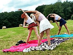 18 años, Tetas grandes, Morena, Al aire libre, Bragas, Público, Falda, Adolescente