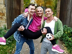 18 ans, Gros cul, Grosse bite, Blonde, Sucer une bite, En levrette, Adolescente, Nénés