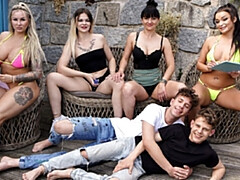 In den arsch, Grosser schwanz, Bisexuell, Blasen, Reif, Im freien, Öffentlich, Ablutschen