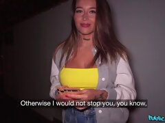 Public agent with big tits gives a deepthroat blowjob in a dark alley