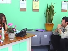 Gros seins, Sucer une bite, Brunette brune, Éjaculer dans la bouche, Gorge profonde, Bureau, Avaler, Adolescente