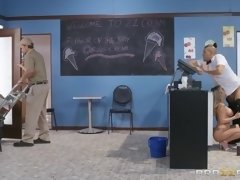 Случайно, Анальный секс, Большие сиськи, Блондинки, Минет, Застукали, Семяизвержение, Бритые