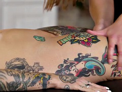 Красотки, Большие сиськи, Лесбиянка, Массаж, Милф, Масло, Тату