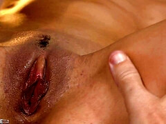 Grosser arsch, Grosser schwanz, Grosse titten, Braunhaarige, Fingern, Lecken, Muschi, Titten