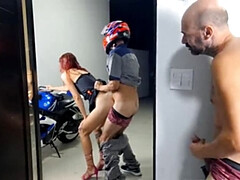 Leie, Betrug, Gehörnter ehemann, Rotschopf, Dürr, Weibliche ejakulation, Uniform, Ehefrau