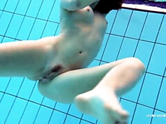 18 ans, Gros cul, Brunette brune, Fétiche, Petite femme, Piscine, Russe, Adolescente