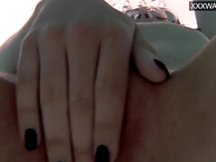 Braunhaarige, Frau, Masturbation, Pool, Öffentlich, Schwestern, Solo, Unter wasser