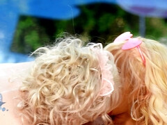 Badpak, Blond, Pop, Hakken, Zoenen, Buiten, Shemale, Billekoek