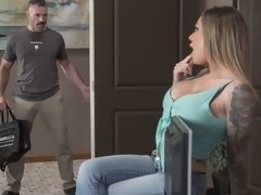 デカ尻, フェラチオ, バック, 女 人男 人, 手コキする, 淫乱熟女, タトゥー, 三人