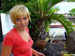 Leie, Arsch, Blondine, Hundestellung, Handjob, Milf, Im freien, Rasiert