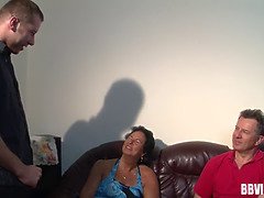 Gros cul, Gros seins, Sucer une bite, Brunette brune, Gorge profonde, Mamie, Mature, Plan cul à trois