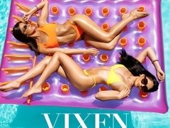 Sucer une bite, Brunette brune, 2 femmes 1 homme, Branlette thaïlandaise, Masturbation, Piscine, Rasée, Adolescente