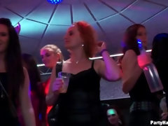 Blasen, Braunhaarige, Bekleidet, Hundestellung, Interrassisch, Rock, Ablutschen, Swingers