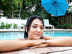 Cul, Sucer une bite, Brunette brune, En levrette, Piscine, Rasée, Dénudage, Adolescente