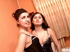 Brunette brune, Doigter, Embrassement, Lesbienne, Léchez, Lingerie, Rasée, Dénudage