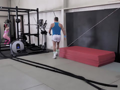 Blasen, Braunhaarige, Sporthalle, Handjob, Küssen, Milf, Socken, Sport