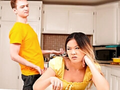 Asiatique, Brunette brune, Éjaculer dans la bouche, Branlette thaïlandaise, Cuisine, Léchez, Adolescente, Nénés