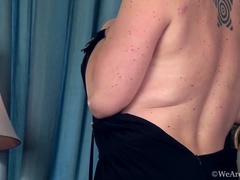 Cul, Brunette brune, Poilue, Lingerie, Masturbation, Mamelons bombés, Tatouage, Sous la jupe