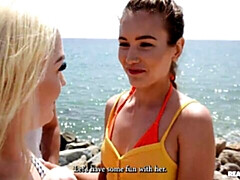 Strand, Zoenen, Lesbisch, Masturbatie, Geschoren, Strippen, Tiener, Tieten likken